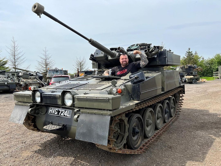 Lực sĩ khỏe nhất thế giới đem xe tăng đi rửa: Phải cầm ô vì không ngồi vừa bên trong xe - Ảnh 1.
