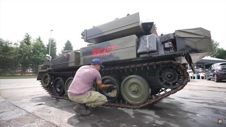 Lực sĩ khỏe nhất thế giới đem xe tăng đi rửa: Phải cầm ô vì không ngồi vừa bên trong xe - Ảnh 3.