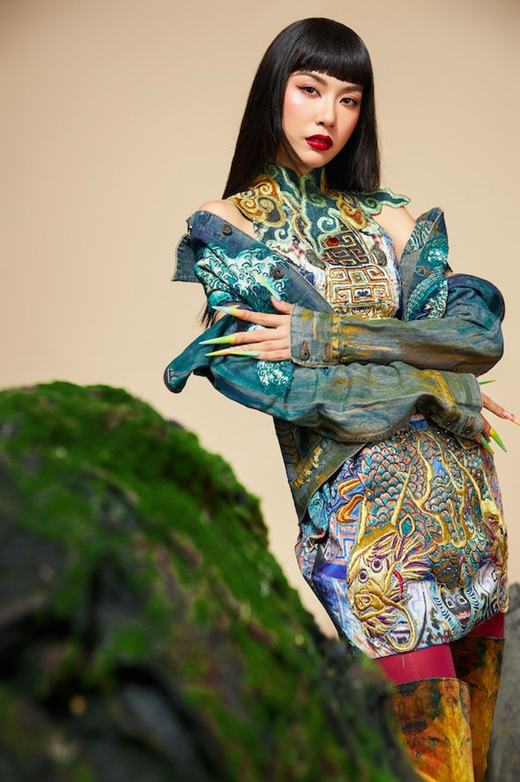 Nhan sắc lạ lắm à nha của á hậu Thúy Vân trong trang phục tái chế - Ảnh 2.