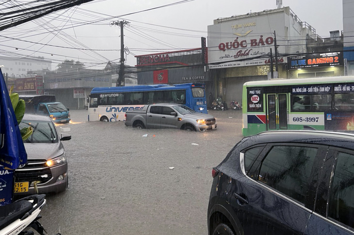 Đồng Nai: Quốc lộ 1 ngập như sông, có đoạn xe máy bị cuốn trôi - Ảnh 1.