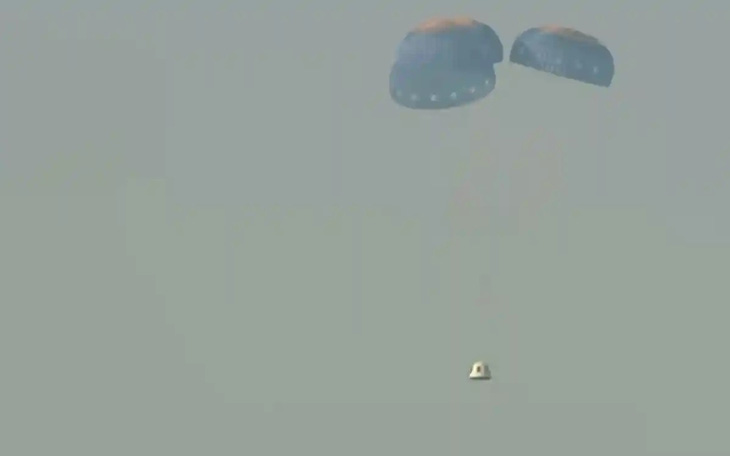 Tên lửa New Shepard của Blue Origin rơi xuống Trái đất, viên nang hạ cánh an toàn
