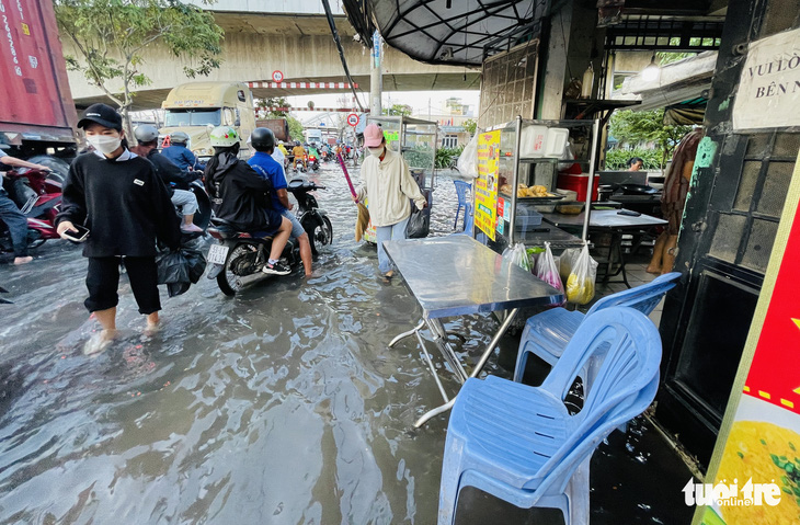 Chiều tối 13-9, TP.HCM triều cường, không biết đâu là đường đâu là kênh, sông - Ảnh 1.