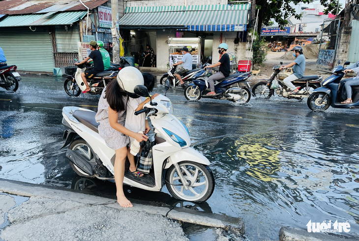 Chiều tối 13-9, TP.HCM triều cường, không biết đâu là đường đâu là kênh, sông - Ảnh 3.