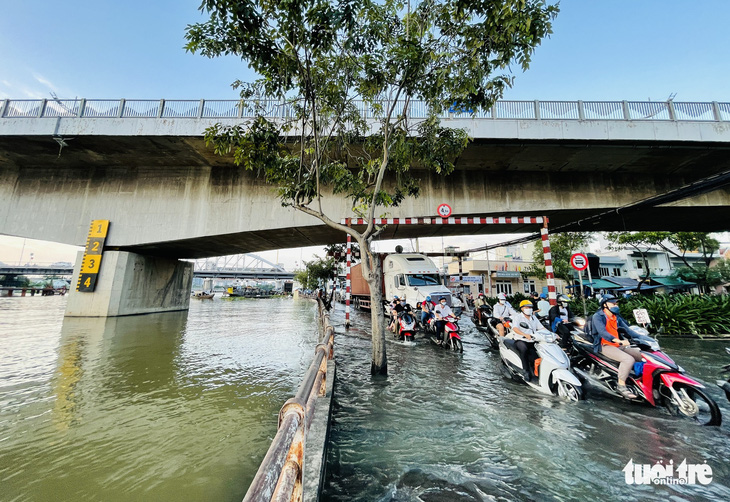 Chiều tối 13-9, TP.HCM triều cường, không biết đâu là đường đâu là kênh, sông - Ảnh 5.