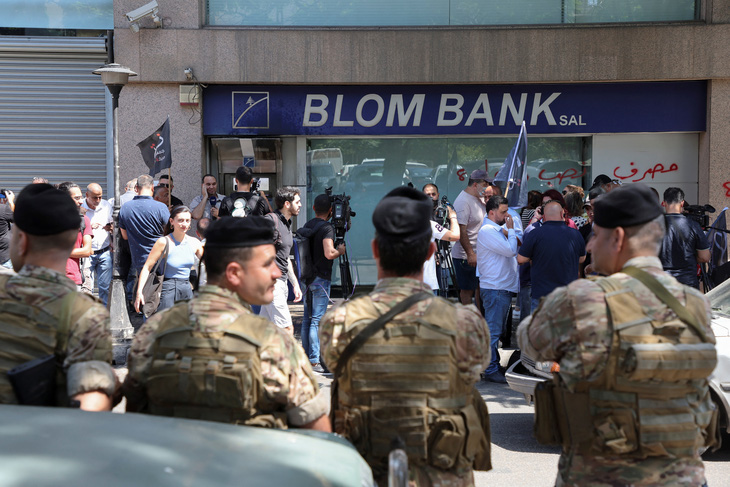 Thêm vụ khống chế nhân viên ngân hàng để rút tiền tiết kiệm ở Lebanon - Ảnh 1.