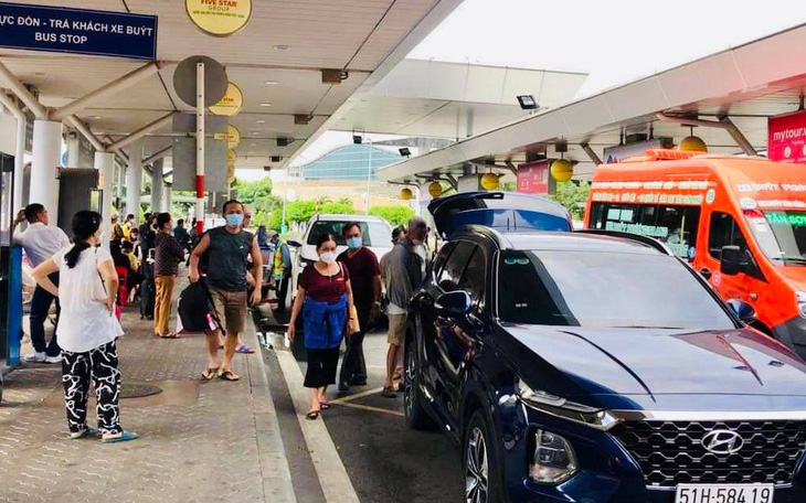 Ô tô chen kín làn, xe buýt sân bay Tân Sơn Nhất khó đón khách
