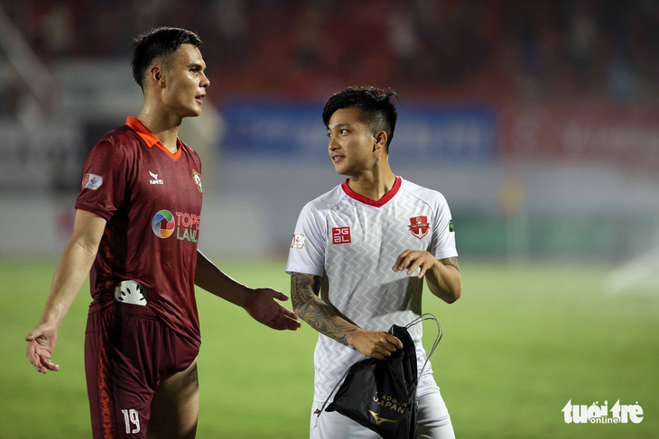Văn Lâm và Adriano Schmidt tay bắt mặt mừng với đội bóng cũ Hải Phòng - Ảnh 8.