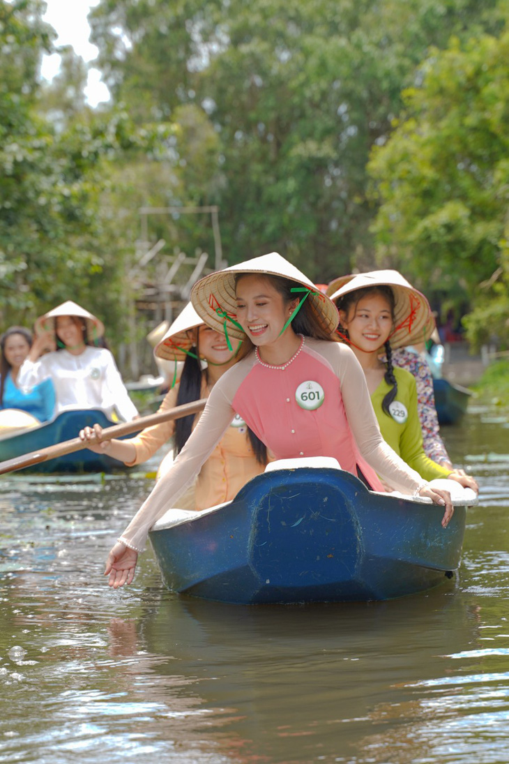 Người đẹp Hoa khôi sông Vàm mặc bà ba, đội nón lá đi chèo xuồng - Ảnh 3.