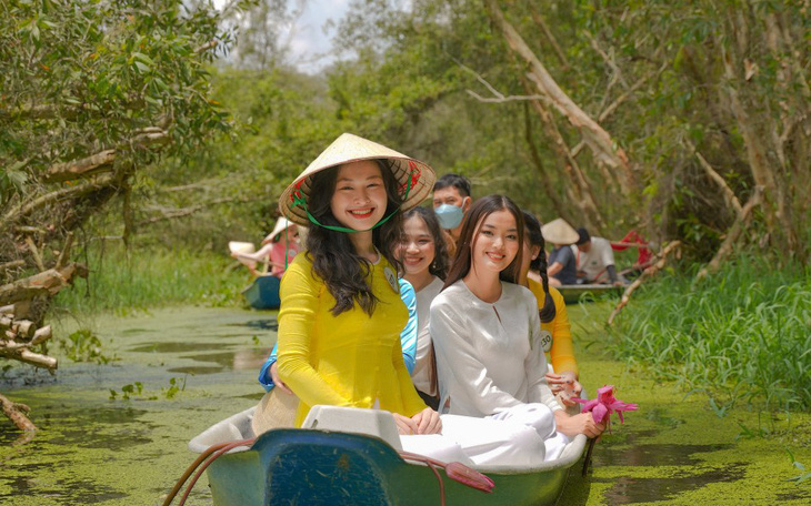 Người đẹp Hoa khôi sông Vàm mặc bà ba, đội nón lá đi chèo xuồng