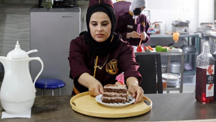 Nhà hàng hoàn toàn thuộc về nữ giới đầu tiên ở Dải Gaza - Ảnh 1.