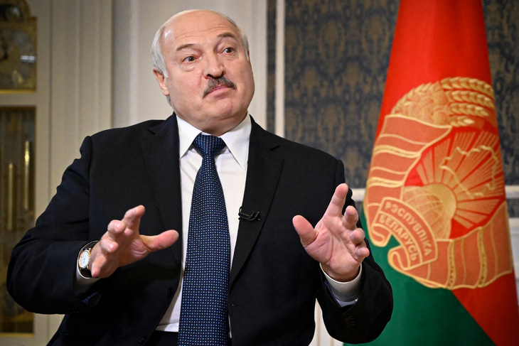 Tổng thống Belarus chẻ củi, hứa giúp châu Âu không chết rét - Ảnh 1.