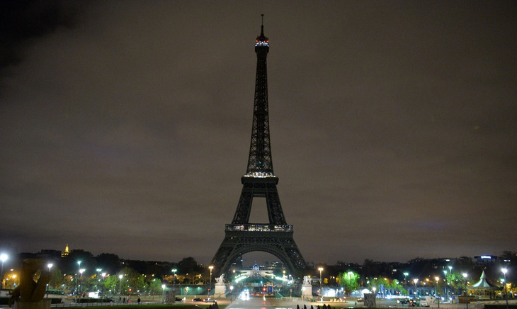 Giảm thời gian chiếu sáng Tháp Eiffel để tiết kiệm năng lượng - Ảnh 1.