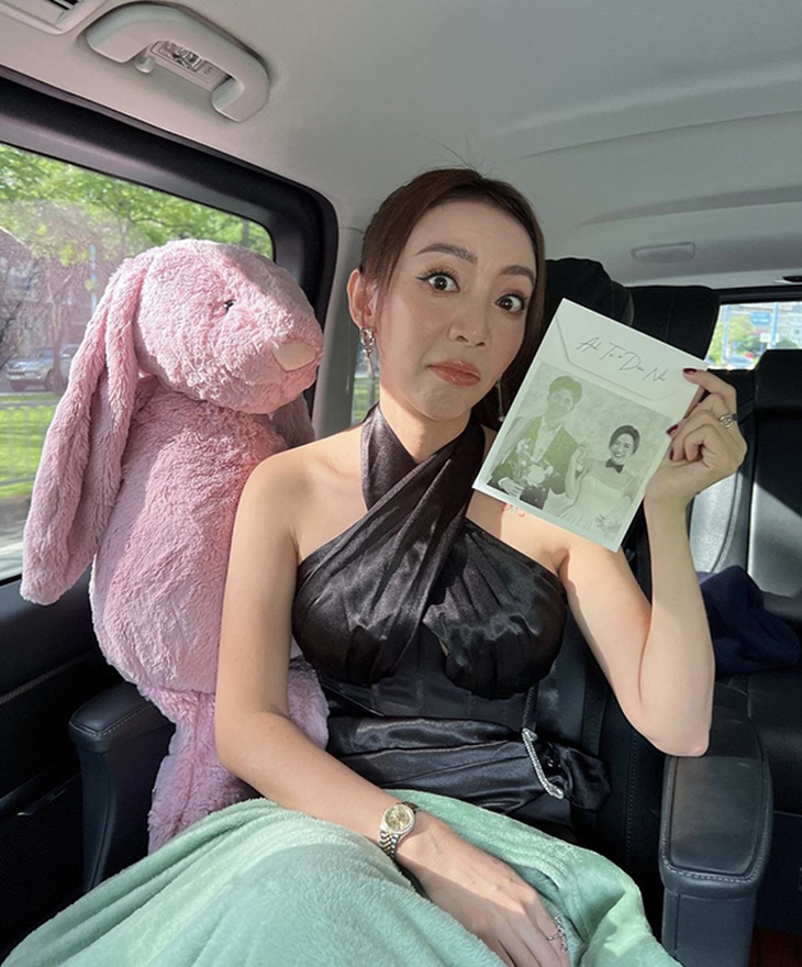 1.001 biểu cảm của sao Việt khi check-in với thiệp cưới Diệu Nhi - Anh Tú - Ảnh 4.