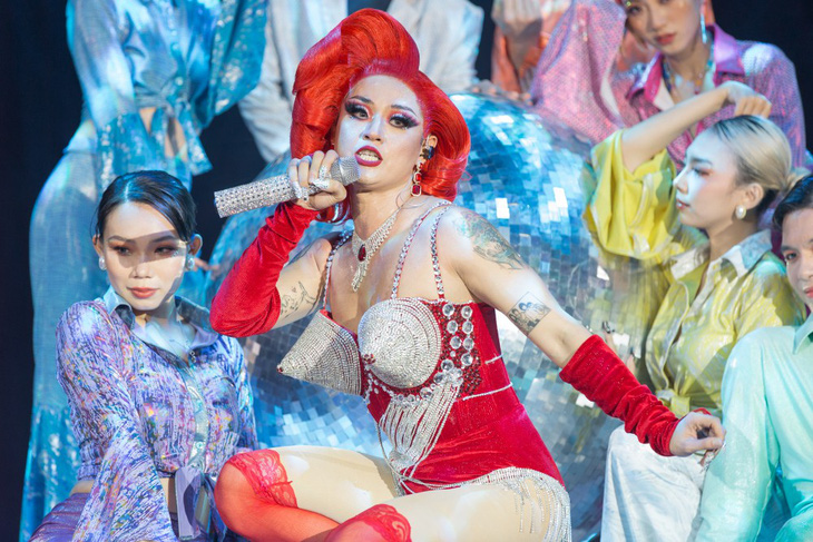 Thanh Duy bị vọp bẻ vì nhảy múa, đu dây cực sung trong live show drag queen - Ảnh 1.