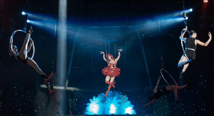 Thanh Duy bị vọp bẻ vì nhảy múa, đu dây cực sung trong live show drag queen - Ảnh 2.
