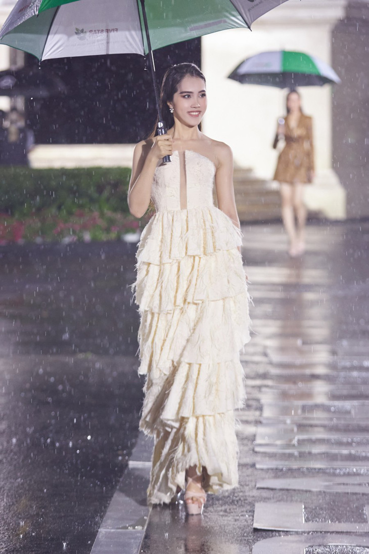 Người đẹp Hoa khôi sông Vàm che ô đi catwalk dưới mưa - Ảnh 2.