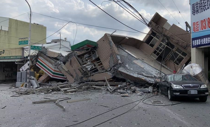 Động đất lớn ở Đài Loan: Nhà cửa đổ sập, tàu trật đường ray - Ảnh 1.