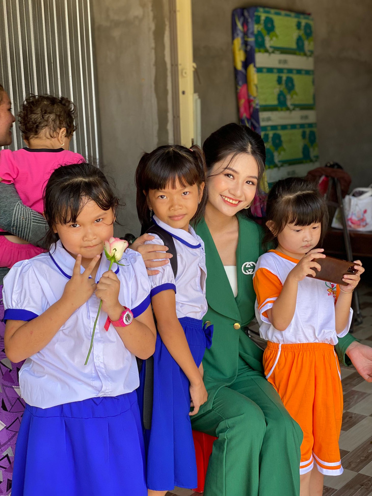 Hoa hậu Nguyễn Thanh Hà đẹp rạng rỡ với trái tim nhân ái - Ảnh 4.