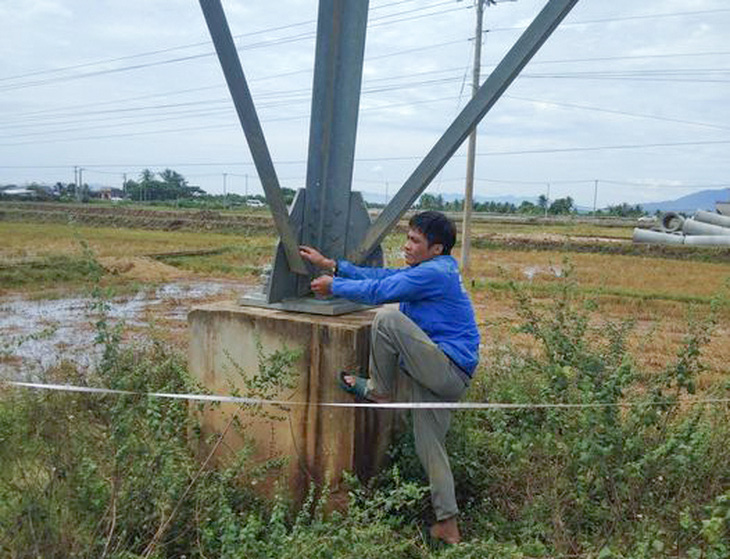 Trộm hàng trăm thanh giằng, bu lông ở các trụ điện đi bán phế liệu - Ảnh 1.