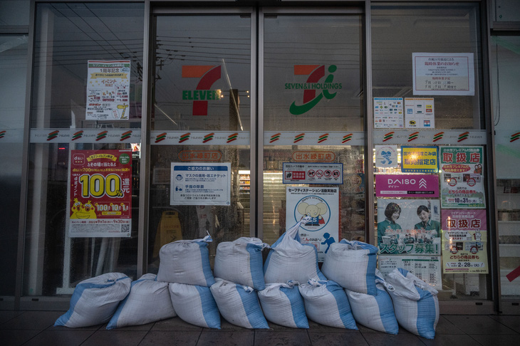 Chùm ảnh: Nhật Bản chống bão Nanmadol - Ảnh 1.