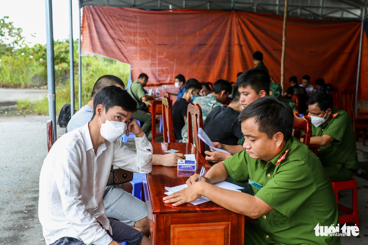 Người nhập cảnh tăng đột biến sau vụ 56 người Việt tháo chạy khỏi casino Campuchia - Ảnh 1.