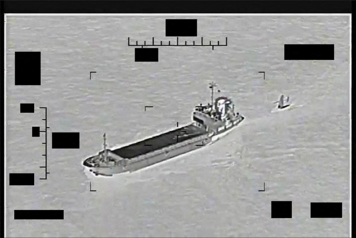 Tàu chiến Mỹ phải đến giải vây tàu không người lái bị Iran thu giữ - Ảnh 1.
