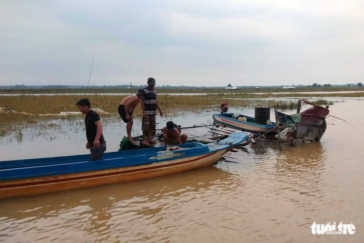 Vòi rồng hút nước ở Đồng Nai, nhiều bè cá ở hồ Trị An lật úp - Ảnh 3.