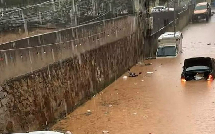 Đà Lạt sau một ngày phố biến thành sông: Vừa mưa, dân đã nơm nớp lo ngập