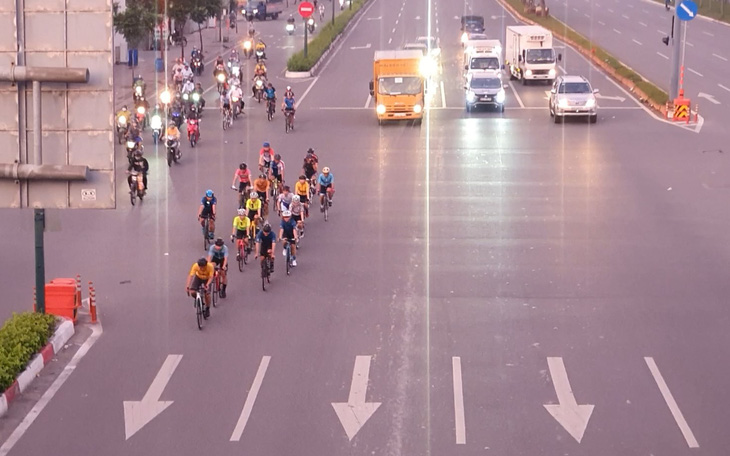 Phóng xe đạp 'vèo vèo' trong làn ô tô, vượt đèn đỏ trên đường Phạm Văn Đồng