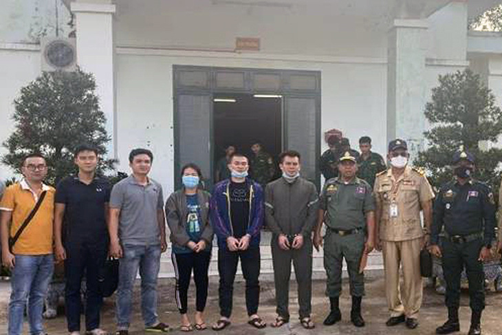 Công an Đồng Nai bắt giam thêm 2 người trong đường dây đưa người sang Campuchia - Ảnh 1.