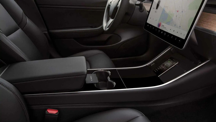 Đại lý Lexus dùng ảnh cabin Tesla để quảng cáo lái xe an toàn - Ảnh 3.