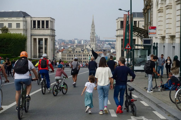 Chủ nhật không ô tô ở Brussels ưu tiên giao thông cho trẻ em - Ảnh 1.