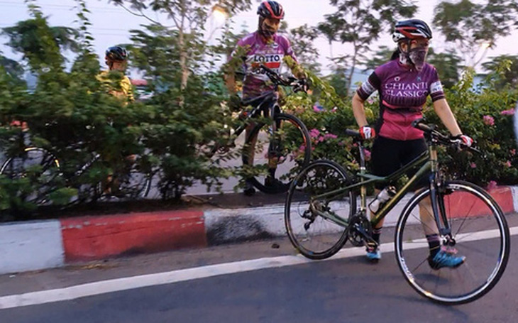 Xe đạp chạy vào làn ô tô đường Phạm Văn Đồng: CSGT nói về các biện pháp ngăn chặn