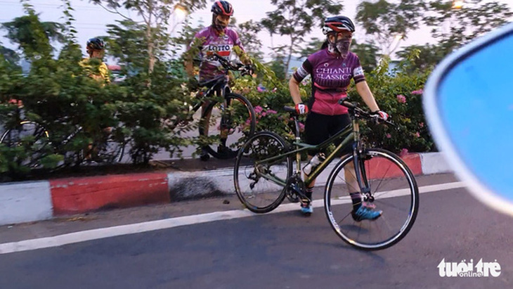 Xe đạp chạy vào làn ô tô đường Phạm Văn Đồng: CSGT nói về các biện pháp ngăn chặn - Ảnh 3.