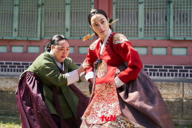 ‘Bom sex xứ Hàn’ Kim Hye Soo lầy lội trên phim trường ‘The Queens Umbrella’ - Ảnh 1.