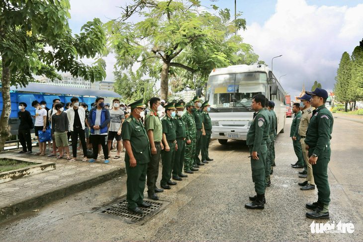 71 lao động Việt Nam tháo chạy khỏi casino ở Campuchia đã về nước - Ảnh 1.