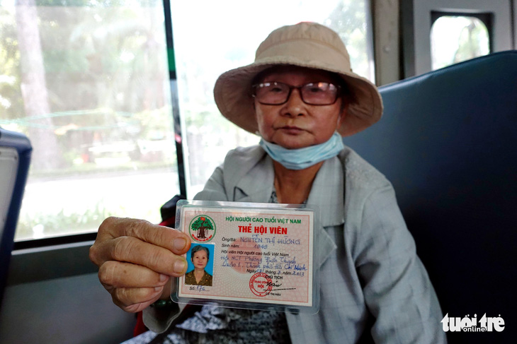 Người từ 70 tuổi dùng giấy tờ gì để đi xe buýt miễn phí? - Ảnh 1.