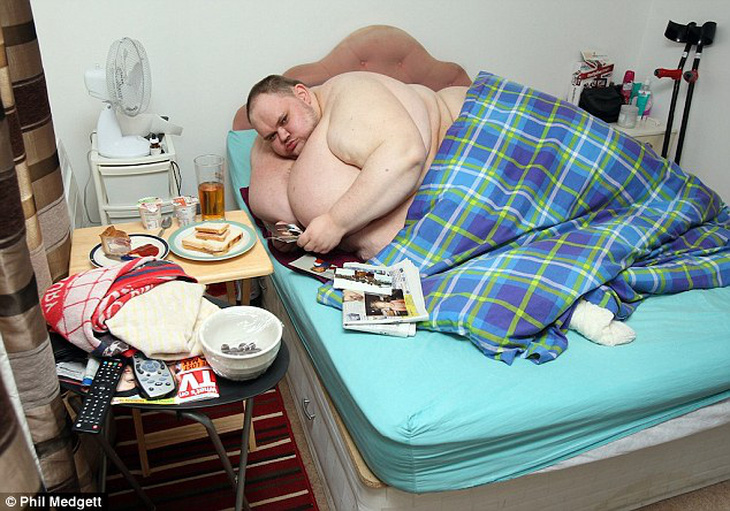 Người đàn ông béo nhất nước Anh kiện bệnh viện vì bắt giảm cân - Ảnh 1.