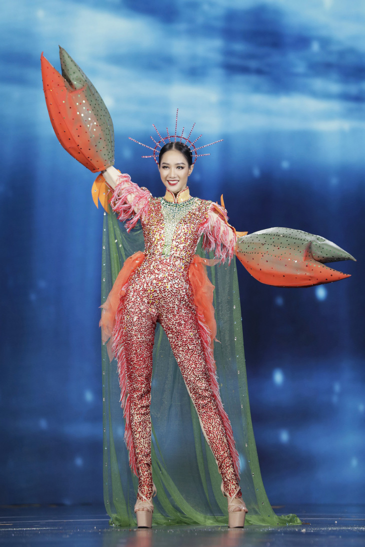 Màn trình diễn trang phục dân tộc như tấu hề tại Miss Grand Việt Nam - Ảnh 10.