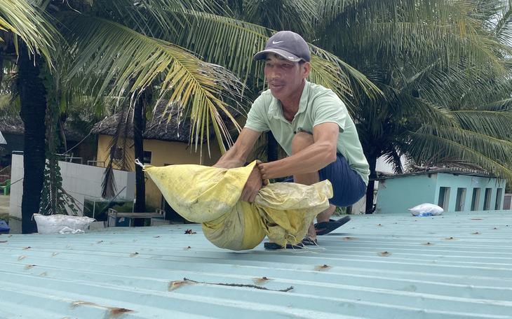 Muôn cách chống bão Trà Mi của người dân Quảng Nam - Ảnh 2.