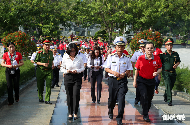 Đại biểu TP.HCM tưởng niệm anh hùng liệt sĩ tại Côn Đảo - Ảnh 1.