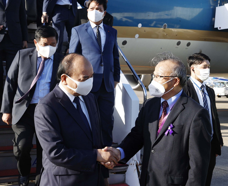 Chủ tịch nước Nguyễn Xuân Phúc tới Tokyo, bắt đầu dự lễ quốc tang cố thủ tướng Nhật Bản - Ảnh 1.