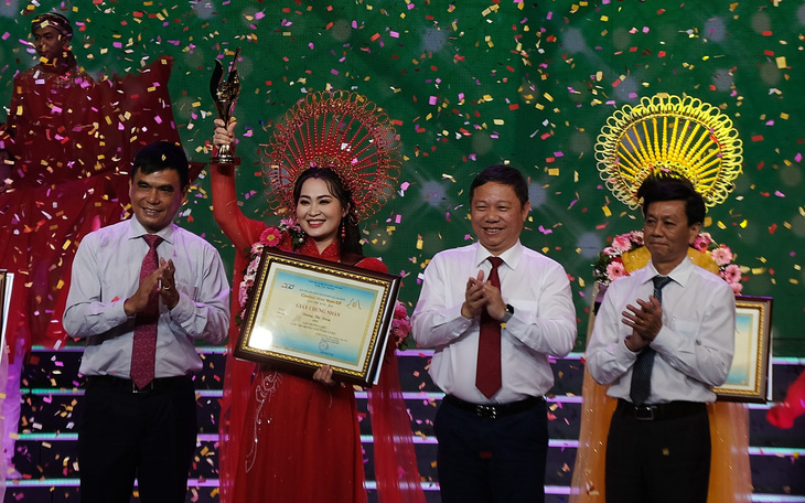 Dương Thị Diễm, cựu sinh viên khoa ngôn ngữ, đoạt Chuông vàng vọng cổ 2022