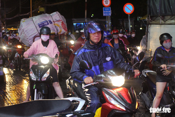 Không đèn giao thông, thiếu người điều tiết, hàng ngàn người chôn chân dưới mưa, kẹt xe hàng cây số - Ảnh 3.