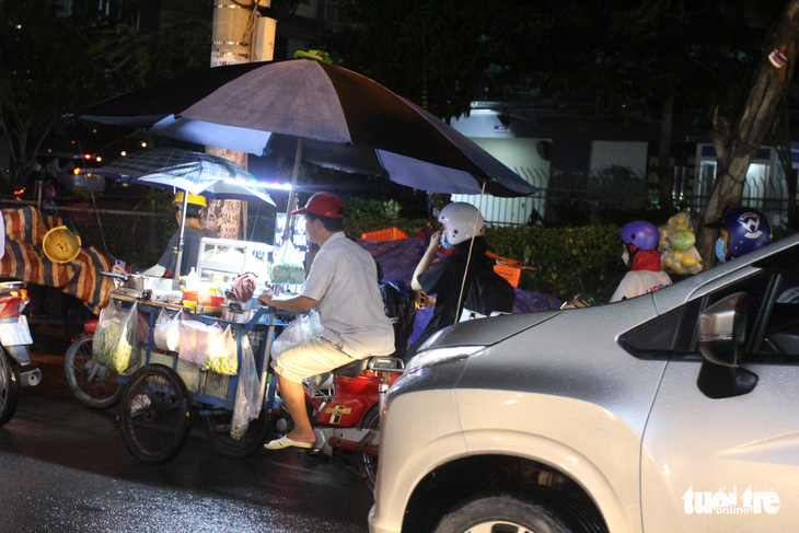 Không đèn giao thông, thiếu người điều tiết, hàng ngàn người chôn chân dưới mưa, kẹt xe hàng cây số - Ảnh 5.