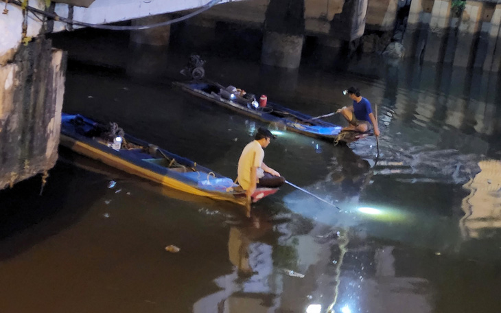 Xuyệt điện lại tung hoành, ‘càn quét’ cá trên kênh Nhiêu Lộc - Thị Nghè