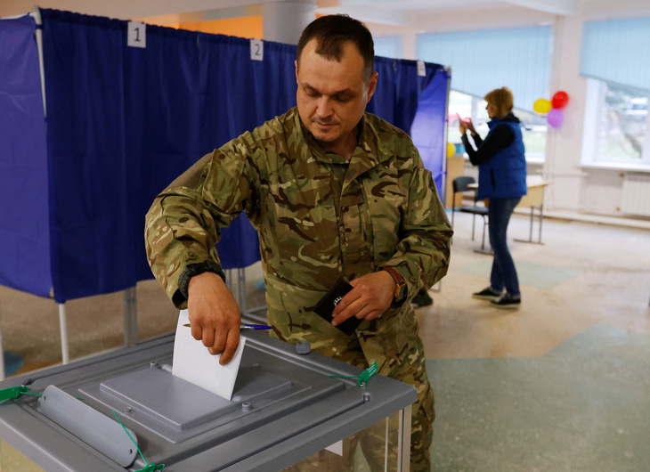 Truyền thông Nga: 96% phiếu đã ủng hộ gia nhập Nga, Ukraine không công nhận - Ảnh 2.
