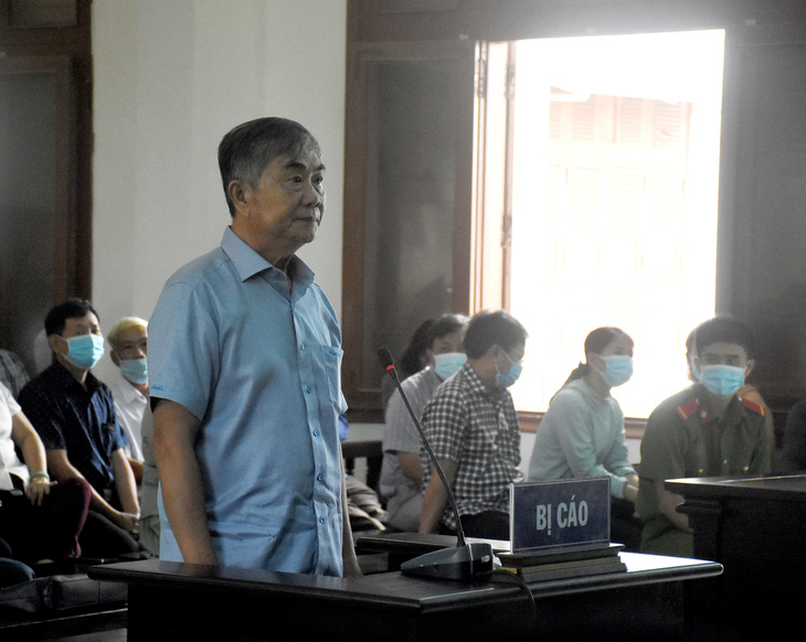 Hoãn phiên tòa xử cựu phó chủ tịch thường trực UBND tỉnh Phú Yên và đồng phạm vụ bán 262 lô đất - Ảnh 1.