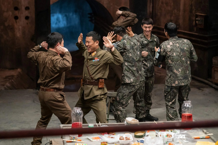 Điệu nhảy Brave girls bất ngờ rần rần trở lại vì anh lính trên phim Hàn - Ảnh 3.