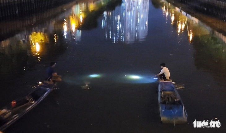 Xuyệt điện lại tung hoành, ‘càn quét’ cá trên kênh Nhiêu Lộc - Thị Nghè - Ảnh 3.